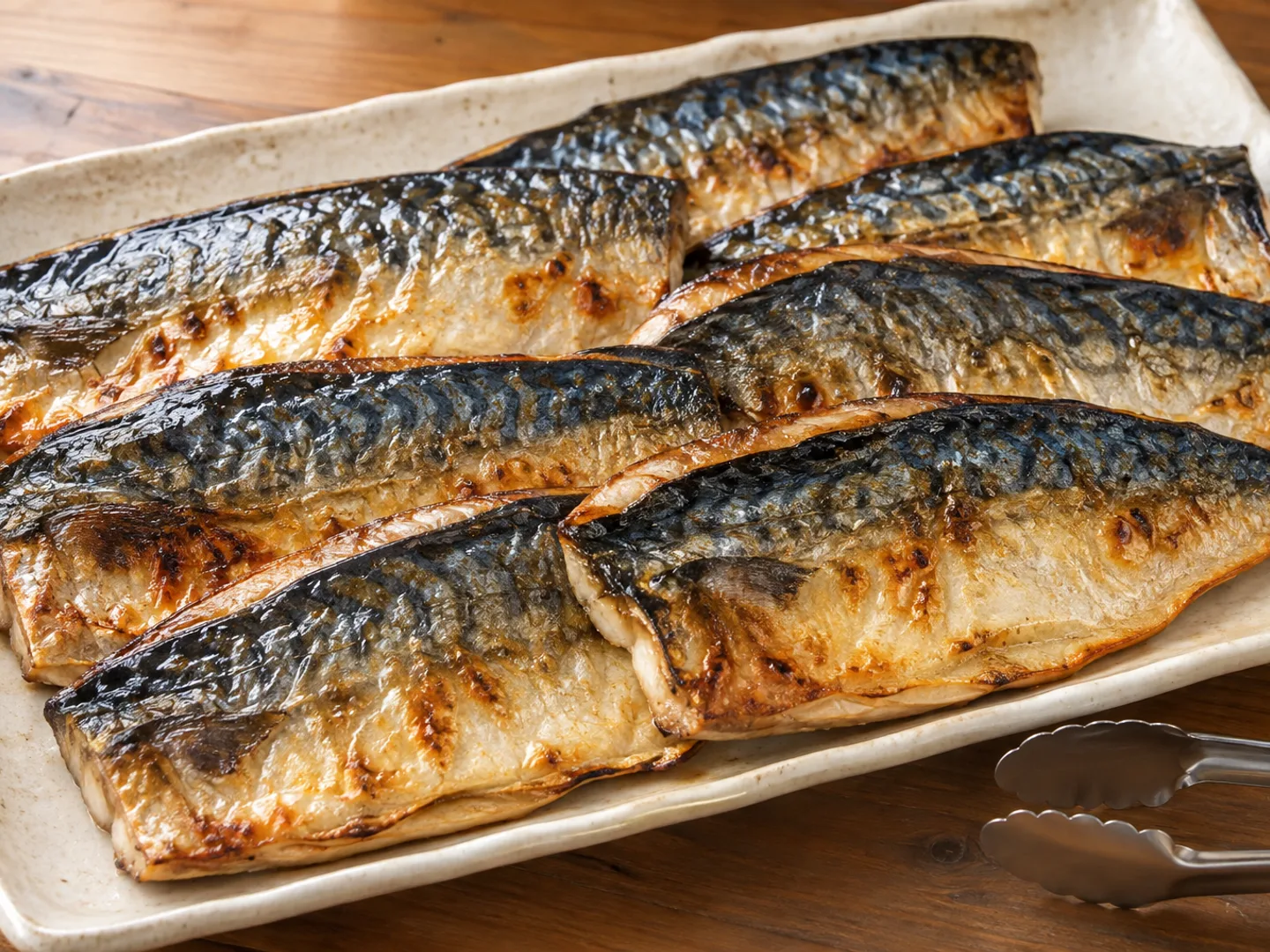 大皿に重ねて並べた鯖の塩焼き